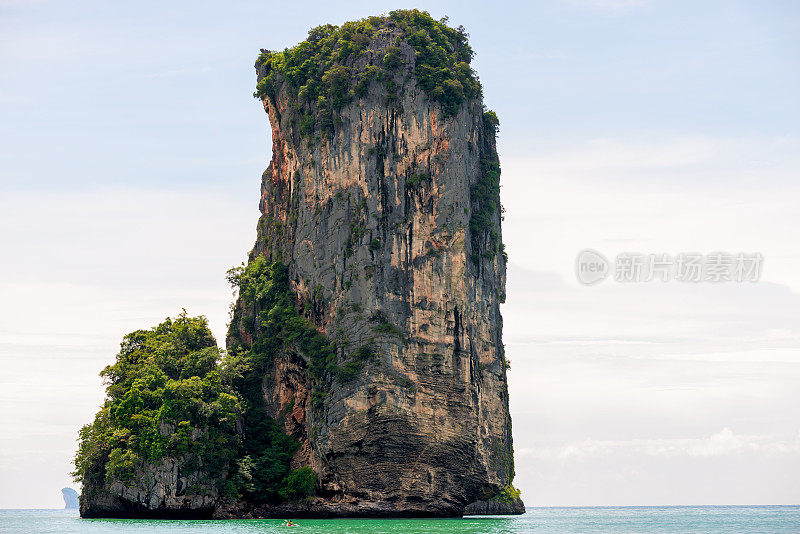 高耸美丽的悬崖，从海上伸出的旅游胜地，泰国甲米度假胜地