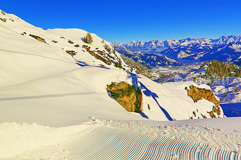 在雪顶的基茨施泰因霍恩，田园诗般的冬季景观从山顶，雄伟的蒂罗尔和Kitzbüheler阿尔卑斯山，戏剧性的蒂罗尔雪顶山脉全景，卡普伦和泽尔看到，奥地利