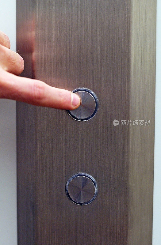 用手指按电梯按钮