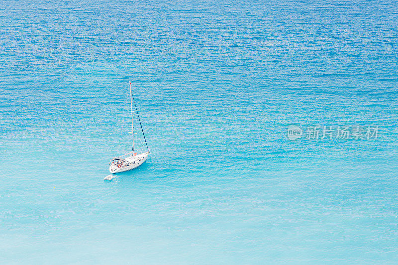 海面风光，帆船在平静的水面上漂浮。翡翠绿色的海洋。凯法利尼亚、希腊、欧洲