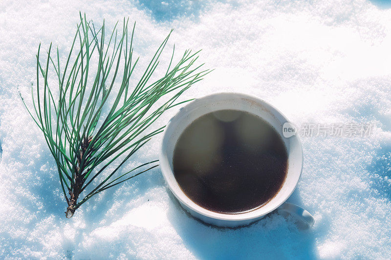 用咖啡杯和冷杉在雪中的圣诞作文