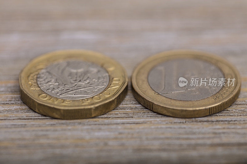 英国一英镑硬币和一欧元硬币