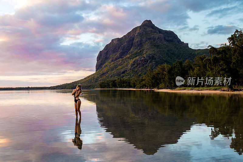 日落时分毛里求斯岛上的女人。