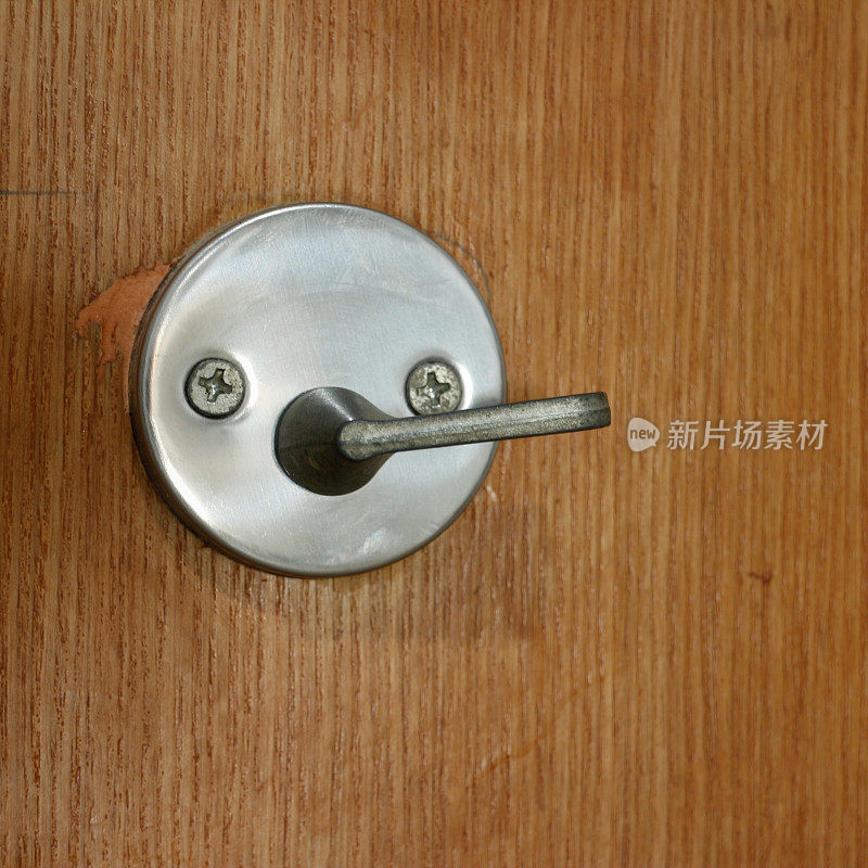 拟人化门锁杠杆上的棕色木门