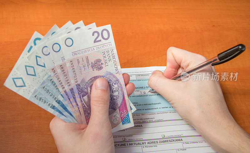 一个有钱的人在填写波兰个人所得税表PIT-37。
