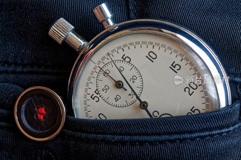 古董秒表，在黑色牛仔裤与纽扣口袋，价值衡量时间，旧式时钟箭头分，秒精确计时器记录
