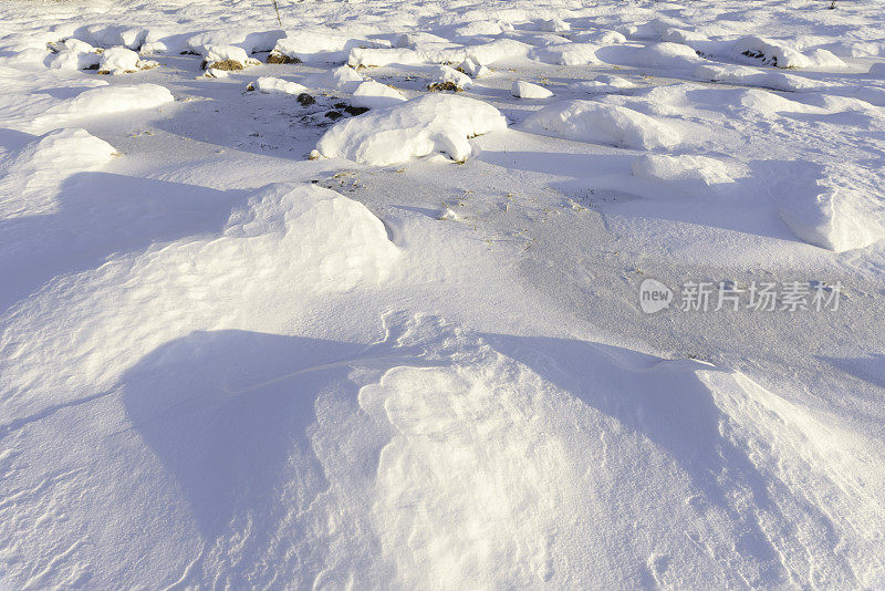 雪堆、风在雪面上雕刻出图案