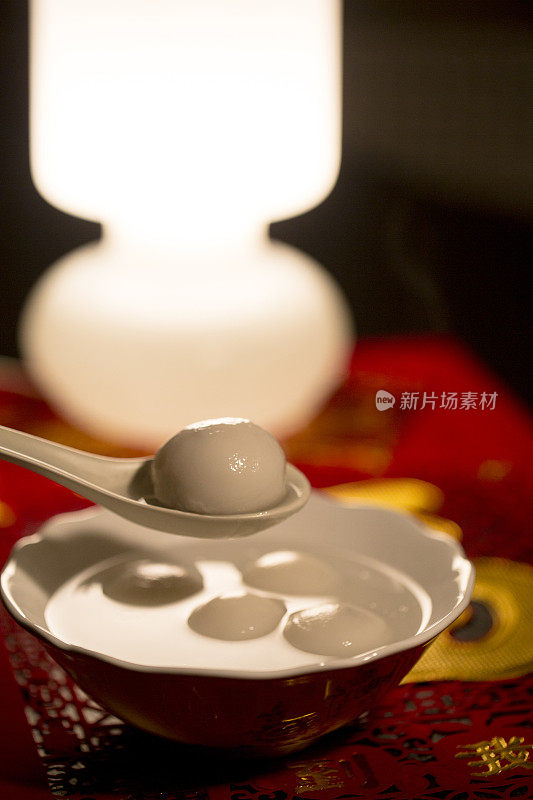 吃汤圆，庆祝中国传统的元宵节