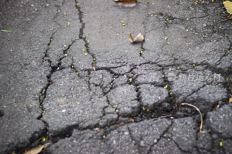 城市街道与破碎的沥青