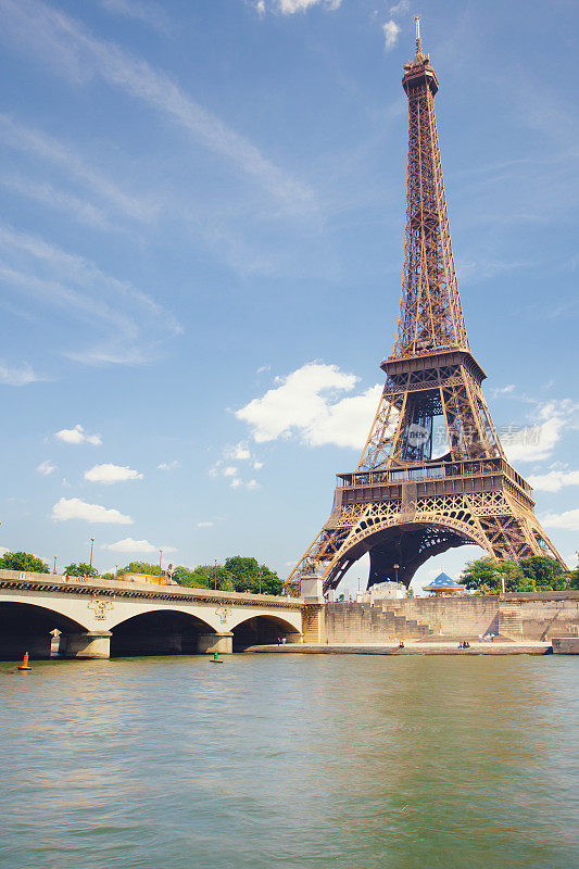 法国巴黎塞纳河边的埃菲尔铁塔