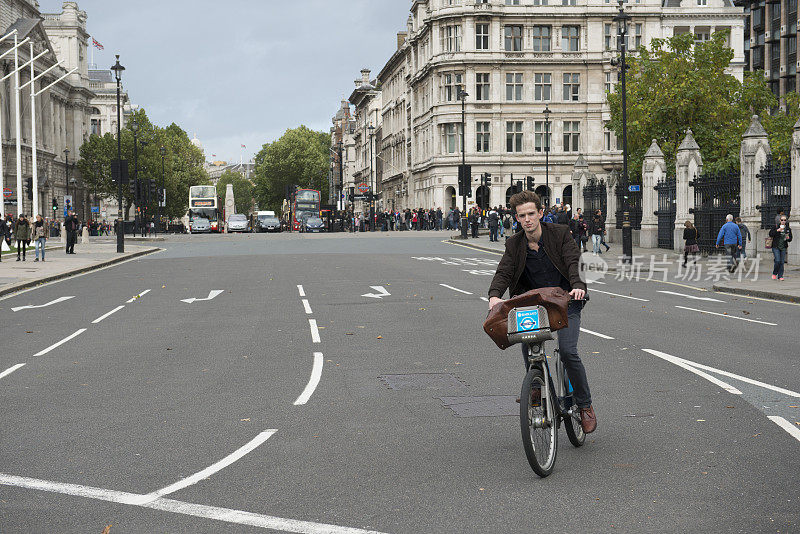 伦敦议会广场上骑自行车的人