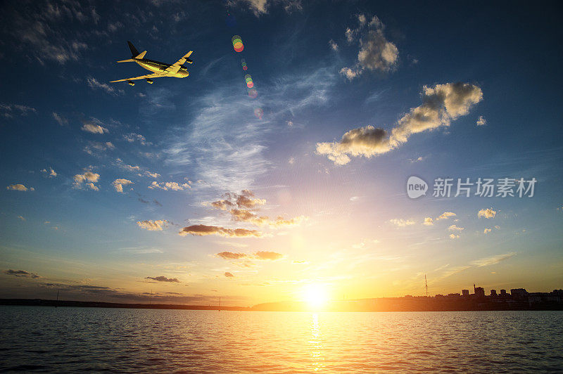 飞机上升，在日落时朝着太阳飞过海面