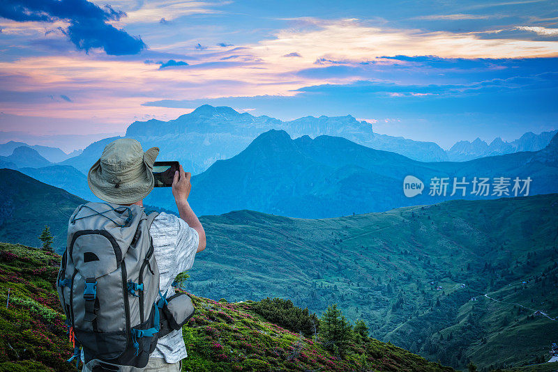 一名男子拍下了山顶上的日落