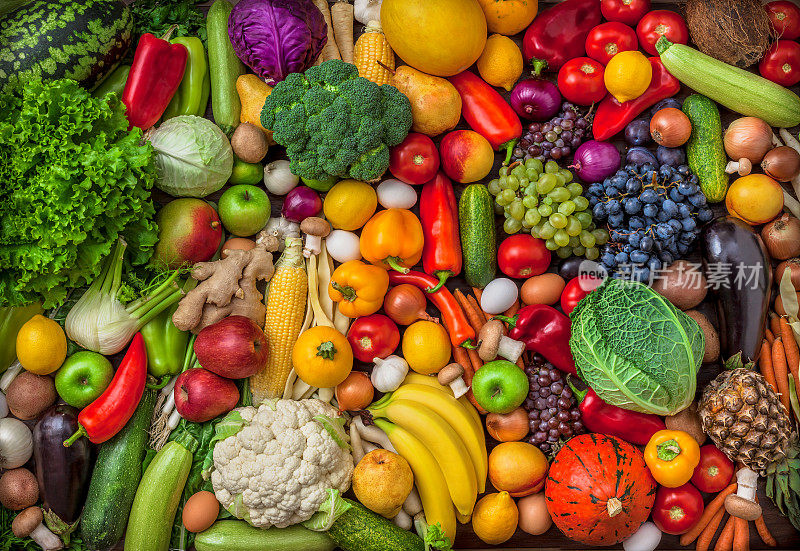蔬菜和水果大的头顶混合组在彩色的背景