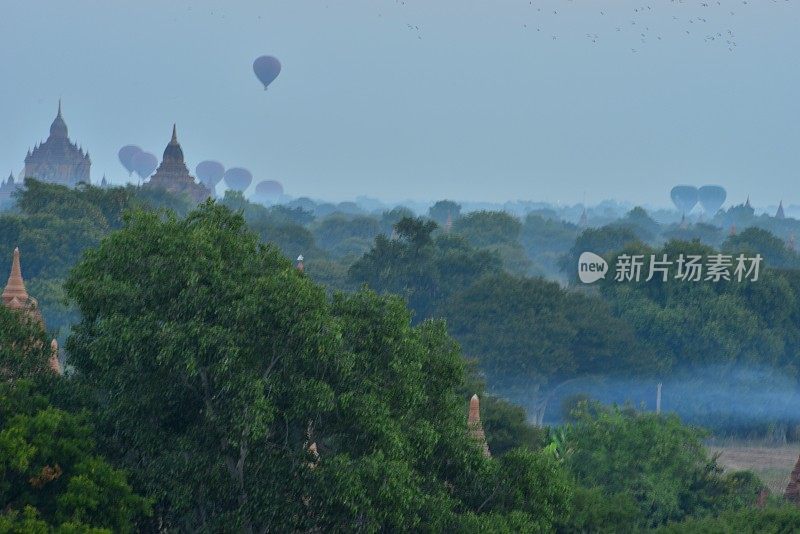 缅甸蒲甘晨雾中的寺庙和宝塔