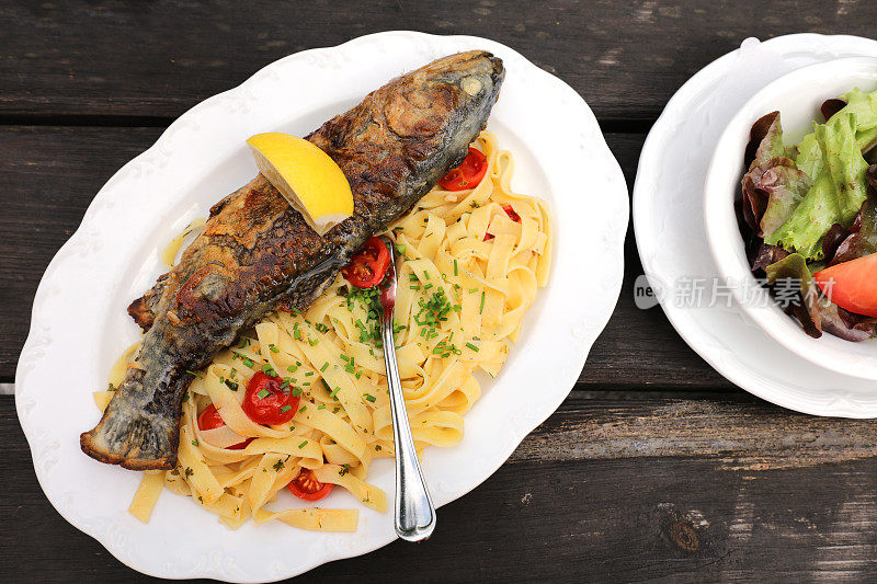 奥地利蒂罗尔的新鲜烤鳟鱼配意大利细面条