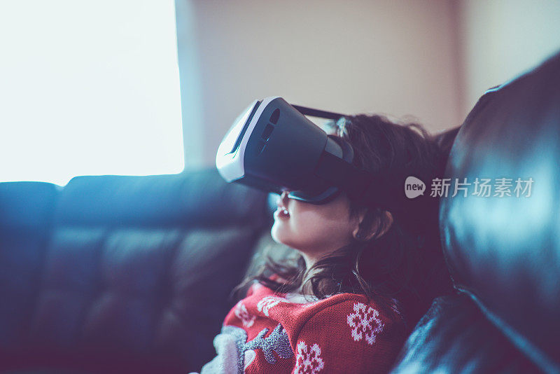 小女孩在家里玩虚拟现实模拟器