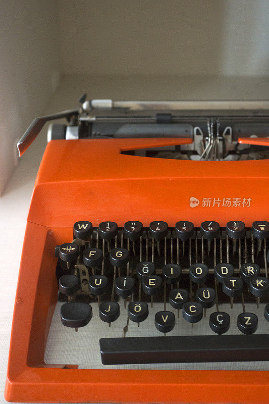 复古橙色手动打字机