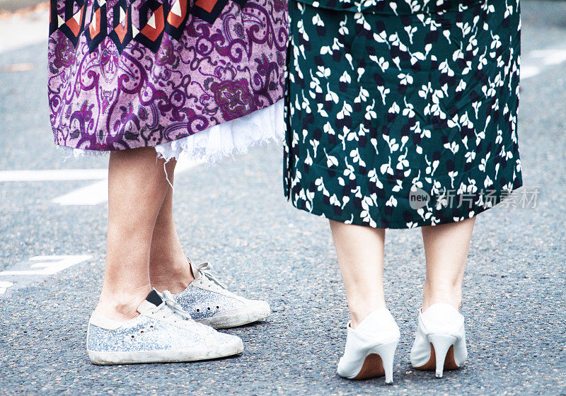 街道上女人的衣服和鞋子的细节
