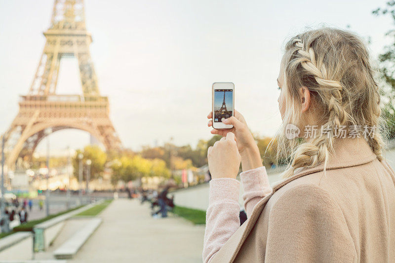 金发女孩用手机拍摄巴黎