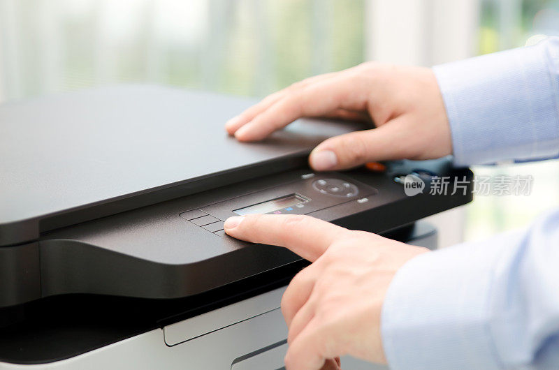 手按打印机面板上的按钮