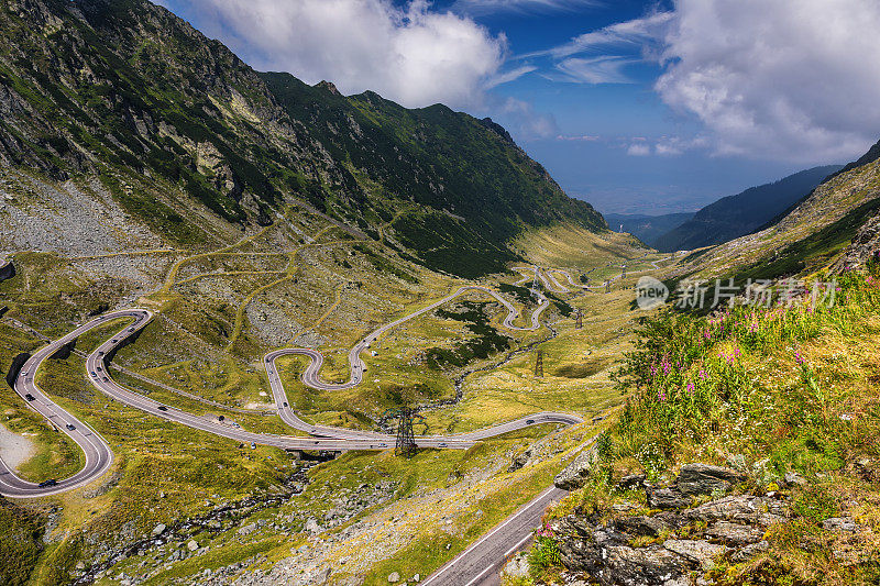 夏天传。穿越罗马尼亚喀尔巴阡山脉，transagarasan是世界上最壮观的山路之一。
