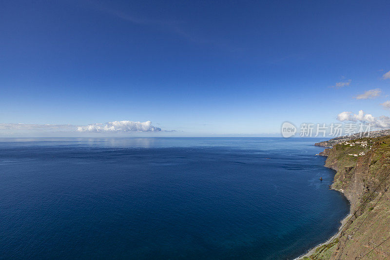 马德拉岛海岸线和开阔的大西洋海景