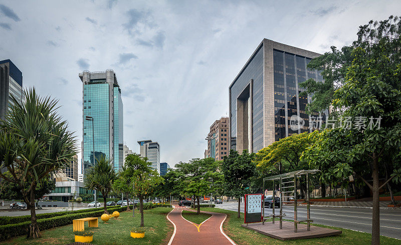 建筑和自行车道法里亚利马大道在圣保罗金融区-圣保罗，巴西