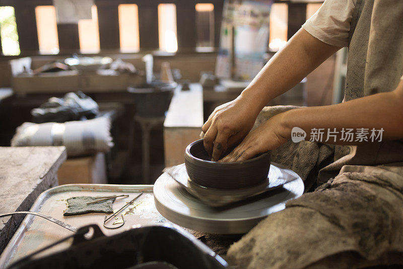 陶工用手塑造软粘土制成陶罐
