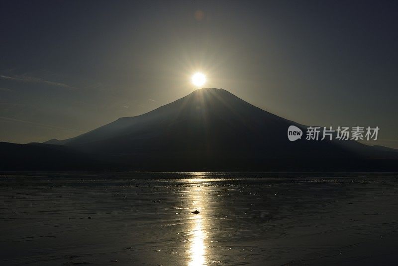 富士山钻石:日落在富士山，山中湖