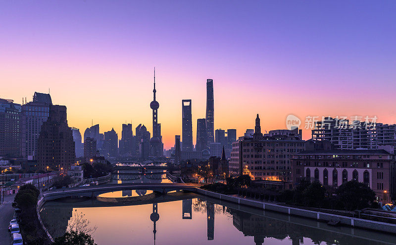 日出时的上海城市景观和天际线
