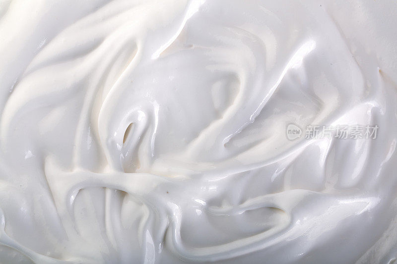 白色背景上的白色奶油或酸奶油的特写