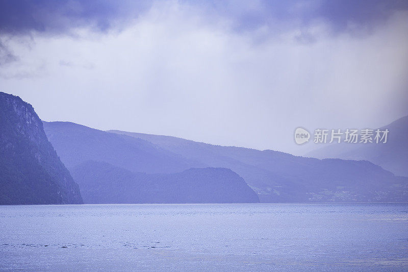 云中的峡湾