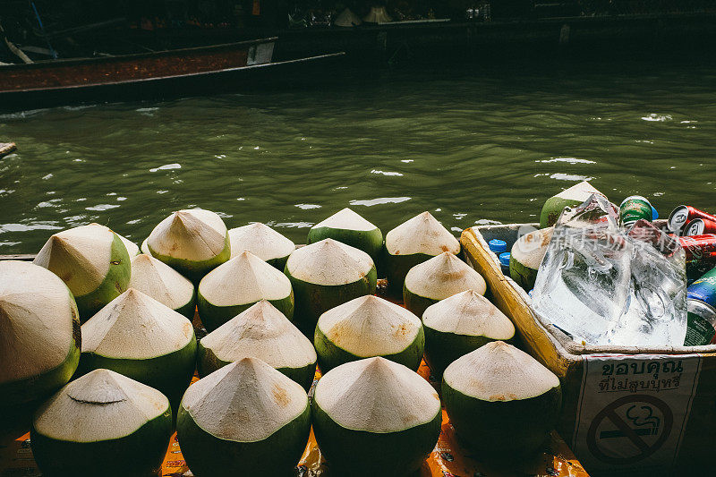 泰国水上市场上的街头小吃