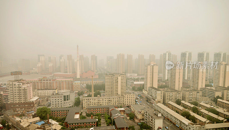 城市里的建筑物被雾笼罩着