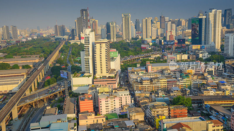 黄昏俯瞰高层建筑的城市商业区全景(泰国曼谷)