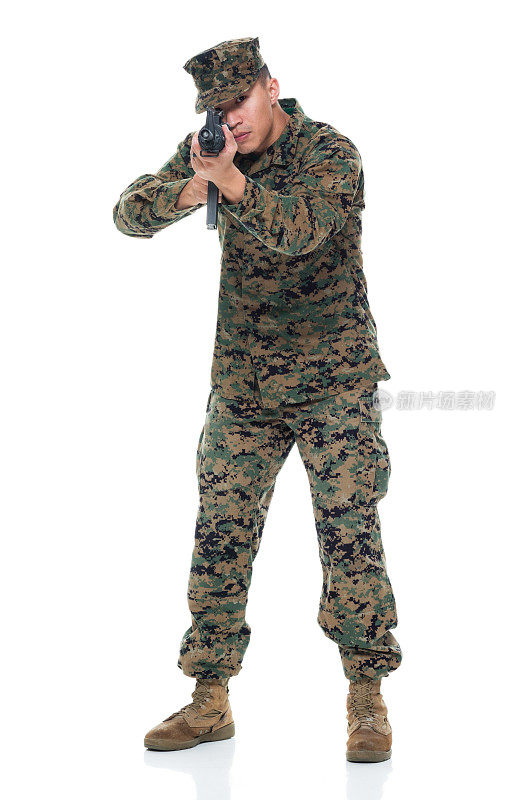 穿着统一瞄准步枪的美国海军陆战队员
