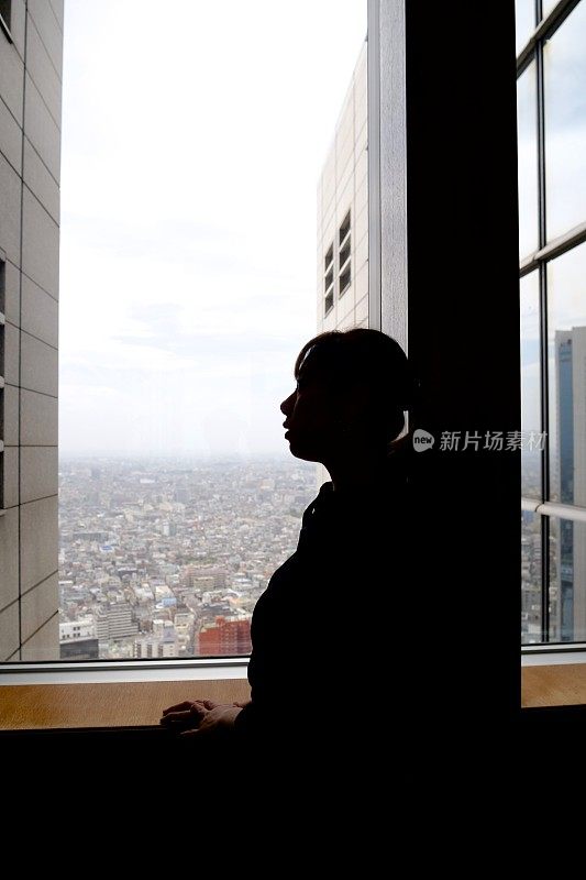 年轻女子欣赏城市风景