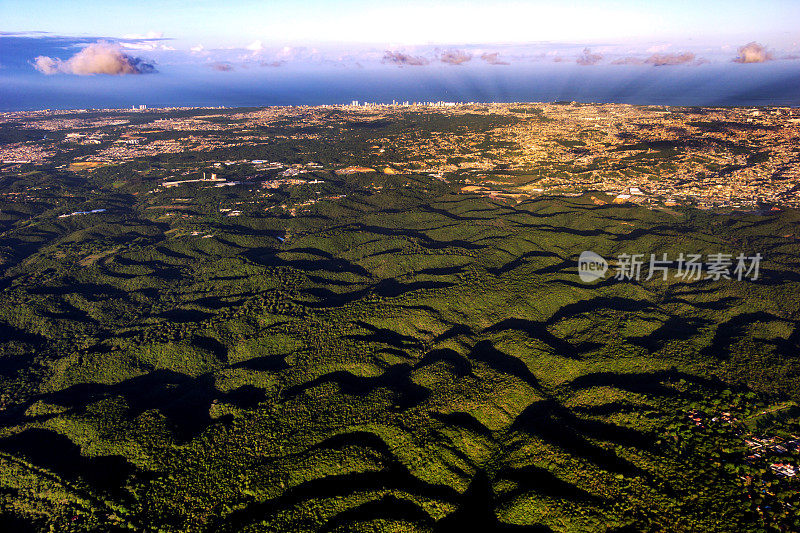 城市上空的云层。