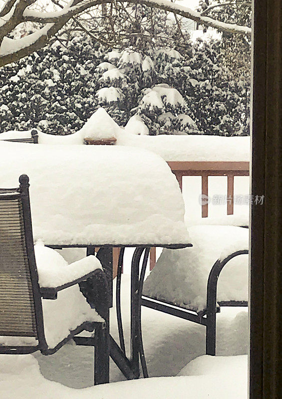 院子里的桌椅上堆满了雪
