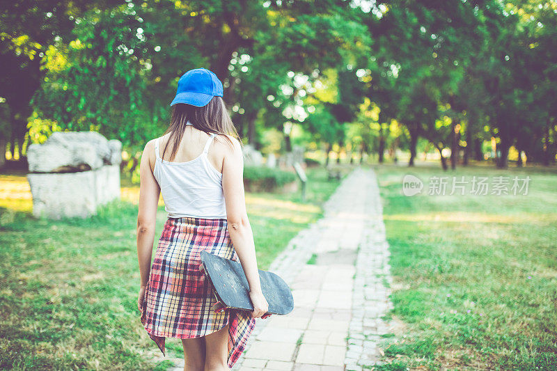 在公园里散步的时髦女孩