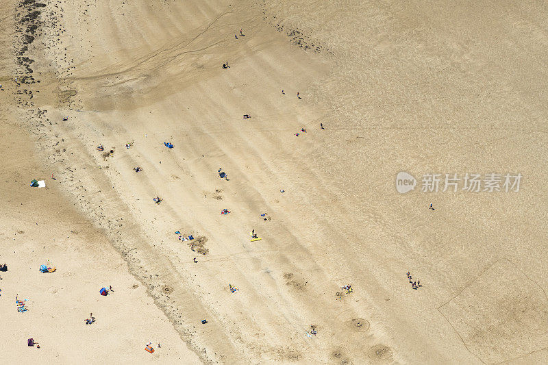 鸟瞰图的人日光浴和享受Polzeath海滩，康沃尔