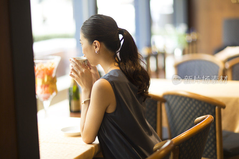 在咖啡馆喝咖啡放松的女人