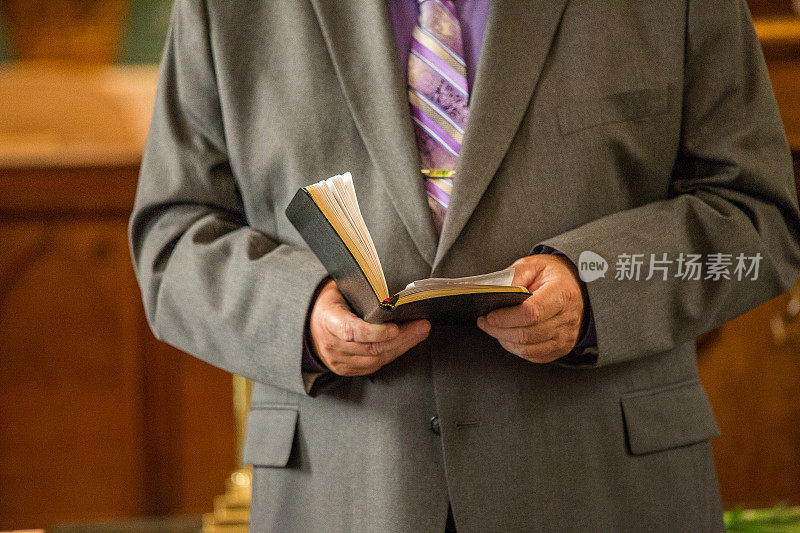 宗教牧师在教堂里读圣经