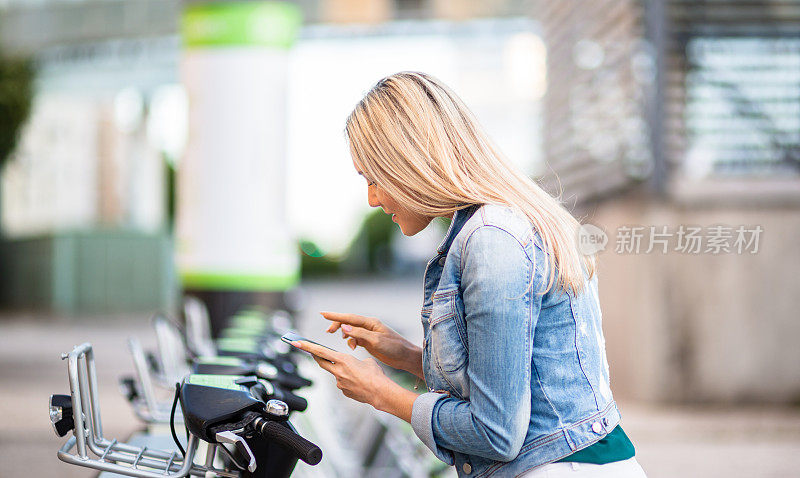 妇女使用城市自行车租赁服务点