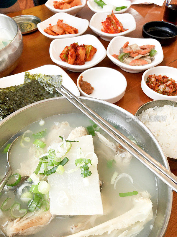 韩式鳕鱼汤配米饭和传统的配菜