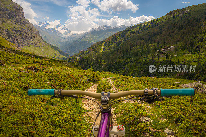 在瑞士阿尔卑斯山泽马特骑山地自行车