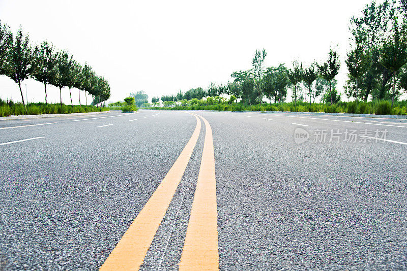 一条道路上的双黄线