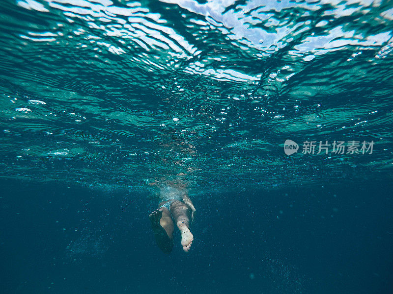 在海里游泳的年轻女子