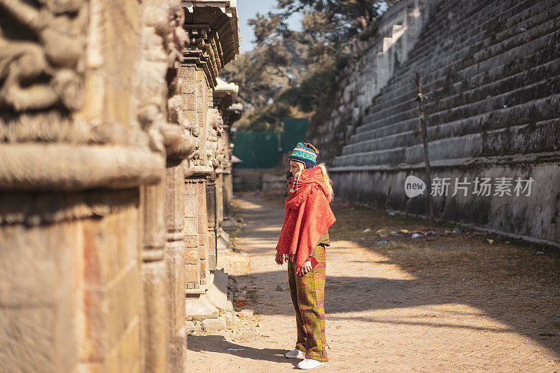 女孩走在寺庙里，pashupatinath